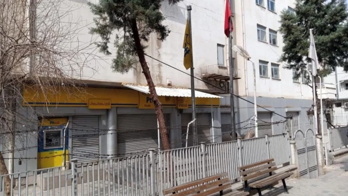 Nusaybin'de depremden dolayı PTT binası kapatıldı
