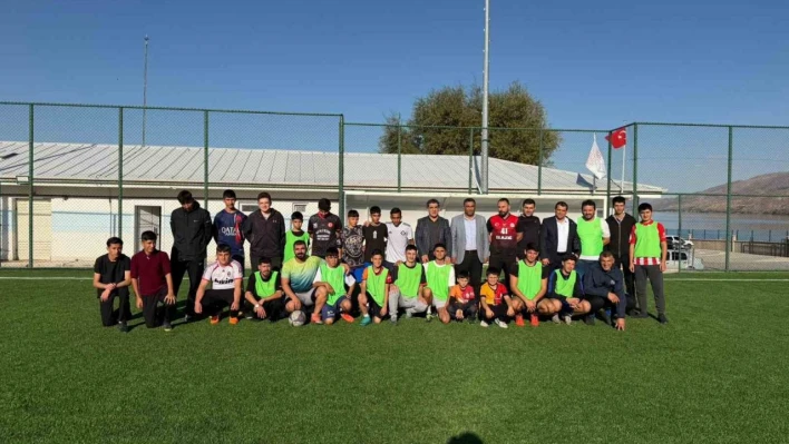 Öğrenciler ve aileleri futbol maçı yaptı, ortaya renkli görüntüler çıktı