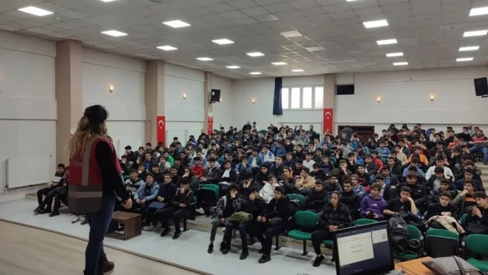 Öğrencilere polislik tanıtıldı, suçtan korunma yöntemleri anlatıldı