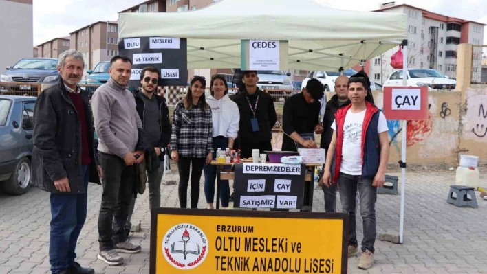 Öğretmen ve öğrenciler depremzedeler için pazarda çay sattılar