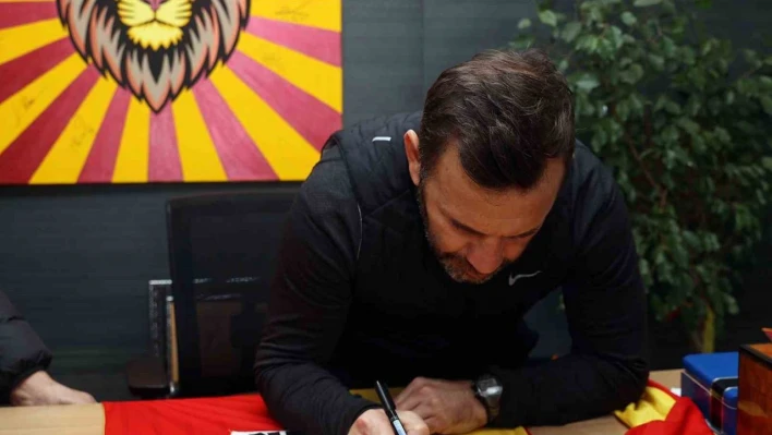Okan Buruk, formalarını depremzedeler için bağışladı