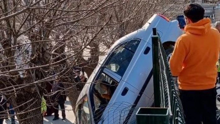 Okul bahçesine düşen araç bir kişiyi yaraladı