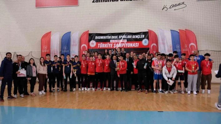 Okul Sporları Gençler Badminton Türkiye Şampiyonası Erzincan'da sona erdi