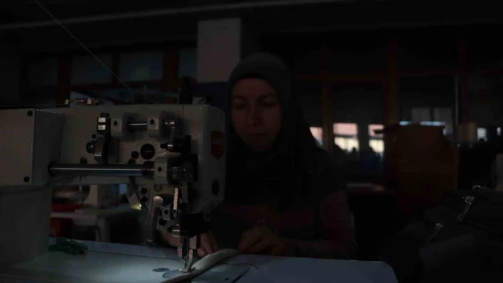 Okulu fabrikaya çevirdiler, günde 50 çadır üretiyorlar