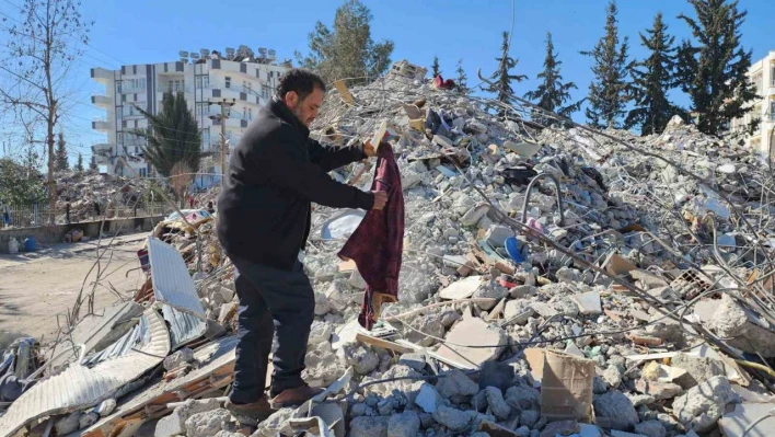 Önce üniversite öğrencisi oğlunu göçük altından çıkardı, şimdi ders notlarını arıyor