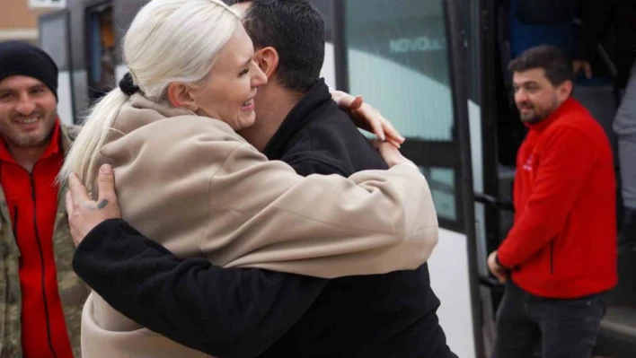 Onlarca canı enkaz altından çıkaran ekip çiçeklerle karşılandı