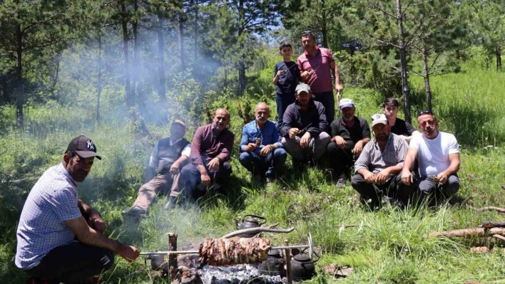 Ormanda cağ kebabı keyfi