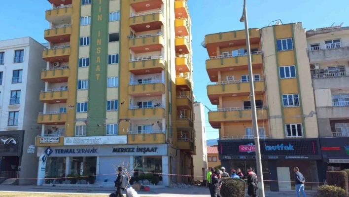 Osmaniye'de polis boşaltılan binaların çevresinde nöbet tutmaya başladı