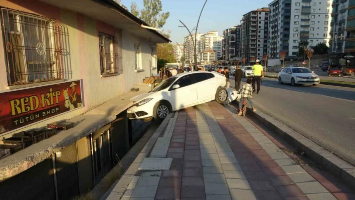 Otomobilin çarptığı araç savrularak evin balkonuna girdi: 2'si çocuk 3 yaralı