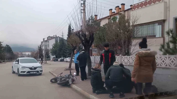 Otomobille çarpışan motosiklet sürücüsü yaralandı