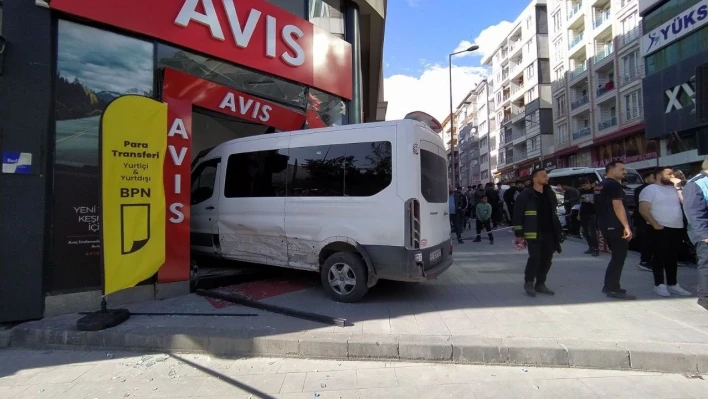 Otomobille minibüs çarpıştı: 7 yaralı