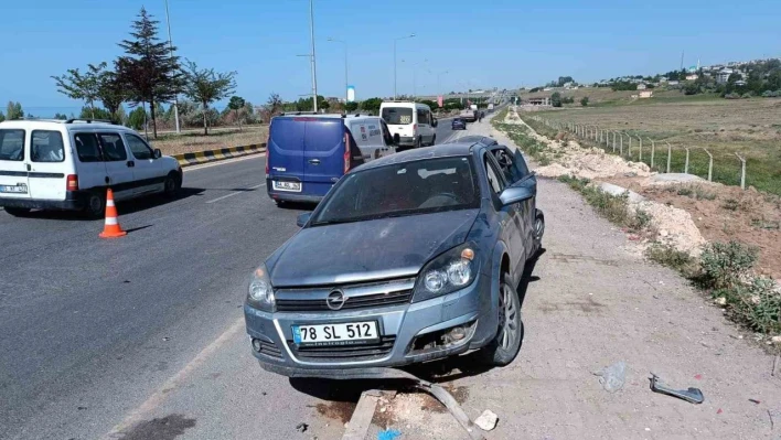 Otomobille öğrenci servisi çarpıştı: 8 yaralı