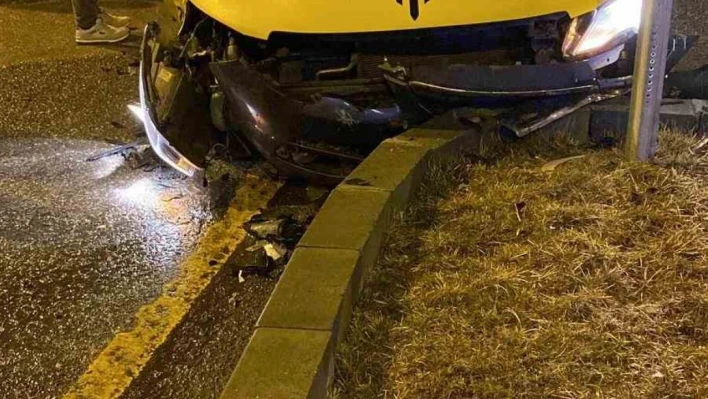 Otomobiller kavşakta kafa kafaya çarpıştı