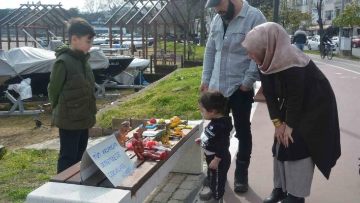 Oyuncaklarını, kumbarasını ve harçlıklarını depremzede çocuklara verdi