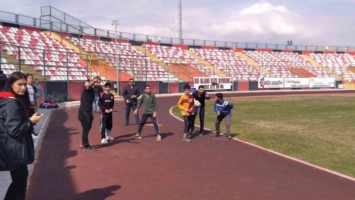Özalplı öğrenci atletizmde il birincisi oldu