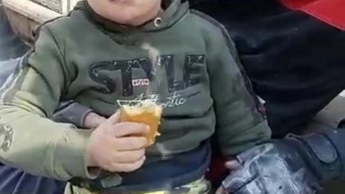 (Özel) 5 yaşındaki Muhammed enkazdan çıkarıldı, şaşkın bakışları kameraya yansıdı