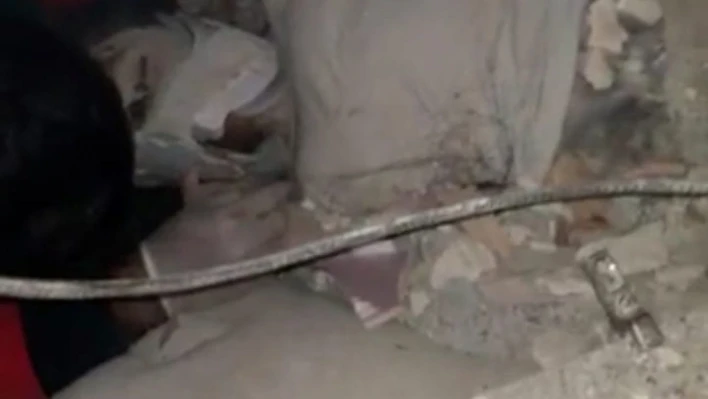 (ÖZEL) Depremin 258'inci saatinde kurtarılan Neslihan Kılınç'ın enkaz altındaki ilk görüntüsüne İHA ulaşıldı