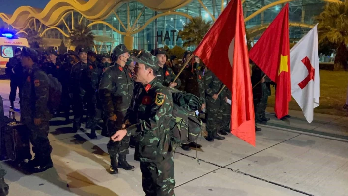 (Özel) Vietnamlı askeri arama kurtarma ekibi Türk bayrağı ile Hatay'da