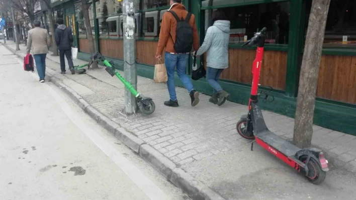 Özensizce park edilen scooterlar kaldırımdan geçenlere engel oluyor