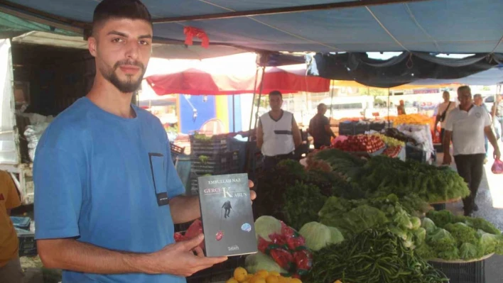 Pazarda çalışırken tezgah arkasında aldığı notlarla kitap çıkardı