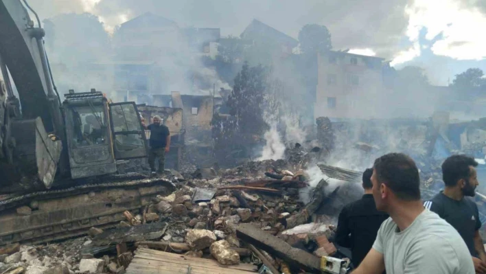 Pazaryolu'nda korkutan yangın: 10 ev kullanılamaz hale geldi