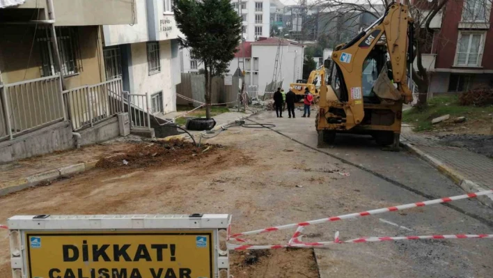 Pendik'te çökme meydana gelen yolda kazı çalışmaları devam ediyor