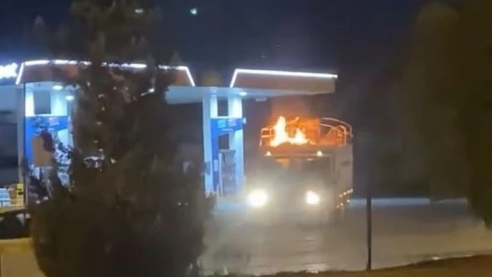 Pikap alevler arasında akaryakıt istasyonuna girdi
