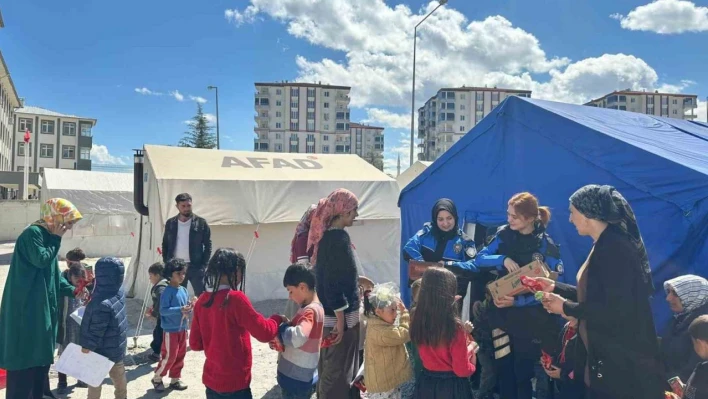 Polis depremzede çocuklara moral oluyor