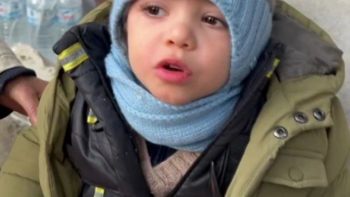 Polis teyzelerinin altında kaldığı enkazın başından ayrılmadılar