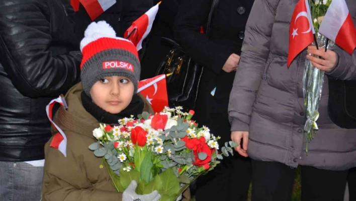 Polonyalı arama-kurtarma ekibi Varşova'da resmi törenle karşılandı