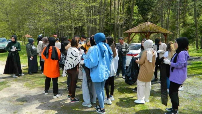 Posof'ta öğrenciler çevre temizliğine çıktı