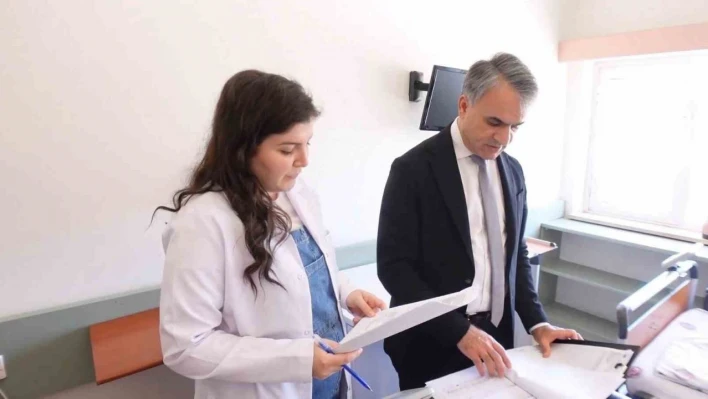 Prof. Dr. Gözel: 'Gereksiz yere kullanılan antibiyotiklerin hastanın sağlığını iyileştirmekten ziyade bozabilmektedir'