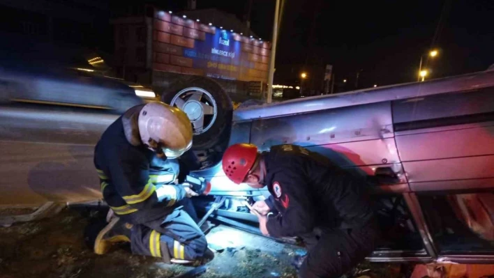 Refüje çarpan otomobil takla attı: 2 yaralı