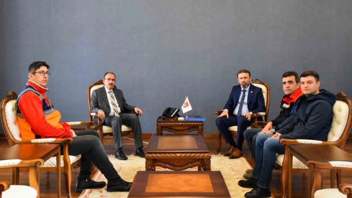Rektör Beydemir, arama kurtarma faaliyetlerine katılan gönüllü personellerle bir araya geldi