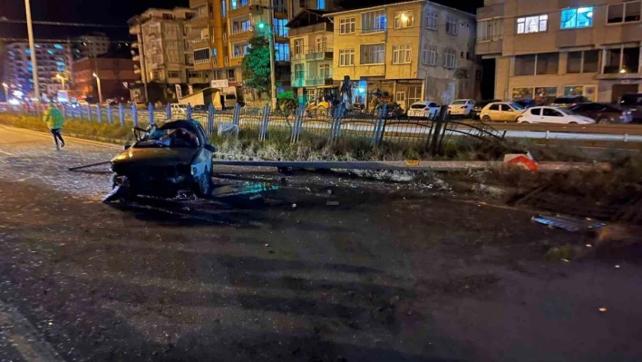 Rize'de aydınlatma direğine çarpan araç takla attı: 2 yaralı