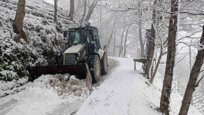 Rize'de kar yağışından ötürü 26 köy yolu ulaşıma kapandı