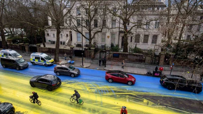 Rusya'nın Londra Büyükelçiliği'nin önündeki yol Ukrayna bayrağı renklerine boyandı