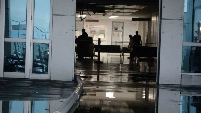 Sağanağın etkili olduğu Malatya'da hastanenin tavanı çöktü