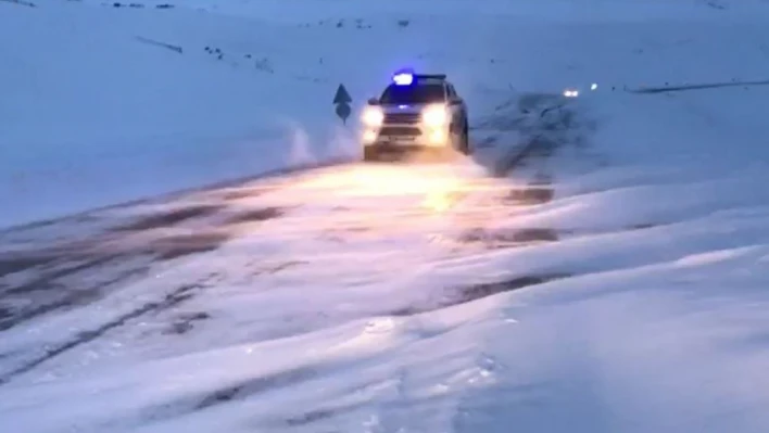 Sahara Geçidinde kar yağışı ve tipi ulaşımı olumsuz etkiliyor