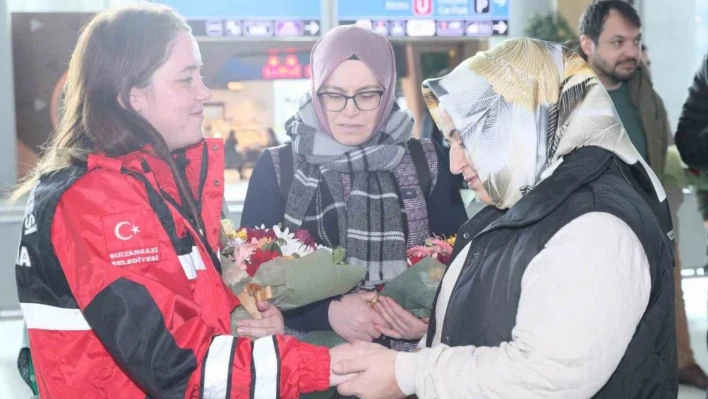 SAK-E havalimanında çiçeklerle karşılandı
