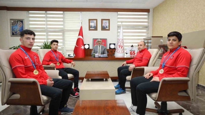 Şampiyon boksörler Van'a döndü