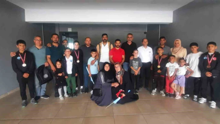 Şampiyon güreşçilere Eleşkirt'te coşkulu karşılama