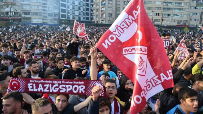 Şampiyonlar Ligi maçını aratmayan atmosfer, binlerce kişi bu maça kilitlendi