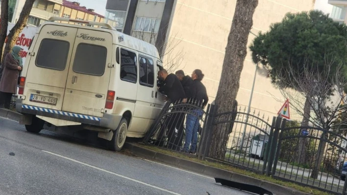 Samsun'da minibüs refüjdeki korkuluklara çarptı: 1 yaralı