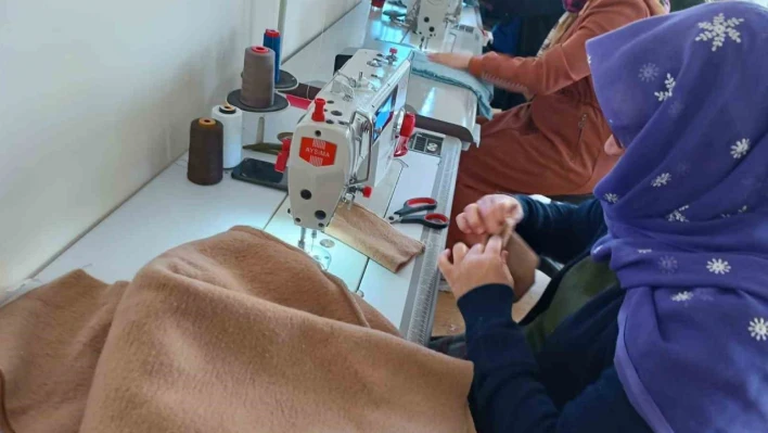 Şanlıurfa'da kadınlar depremzedeler için kazak örüyorlar