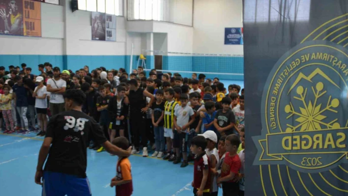 Sarıkamışlı sporculara malzeme desteği