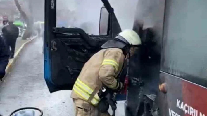 Sarıyer'de yanan minibüs itfaiye ekiplerince söndürüldü