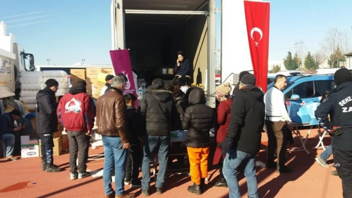 Şehzadeler Belediyesi'nin mobil aşevi Adıyaman'da içleri ısıtıyor