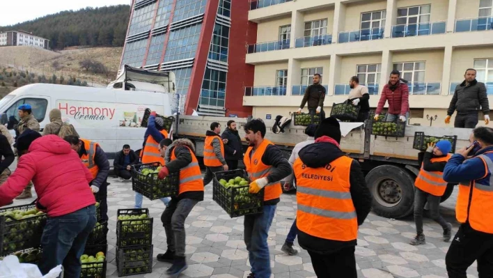 Selendili gönüllüler depremzedelerin içini ısıtıyor