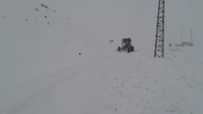 Şemdinli'de 49 yerleşim yerinin yolu ulaşıma kapandı